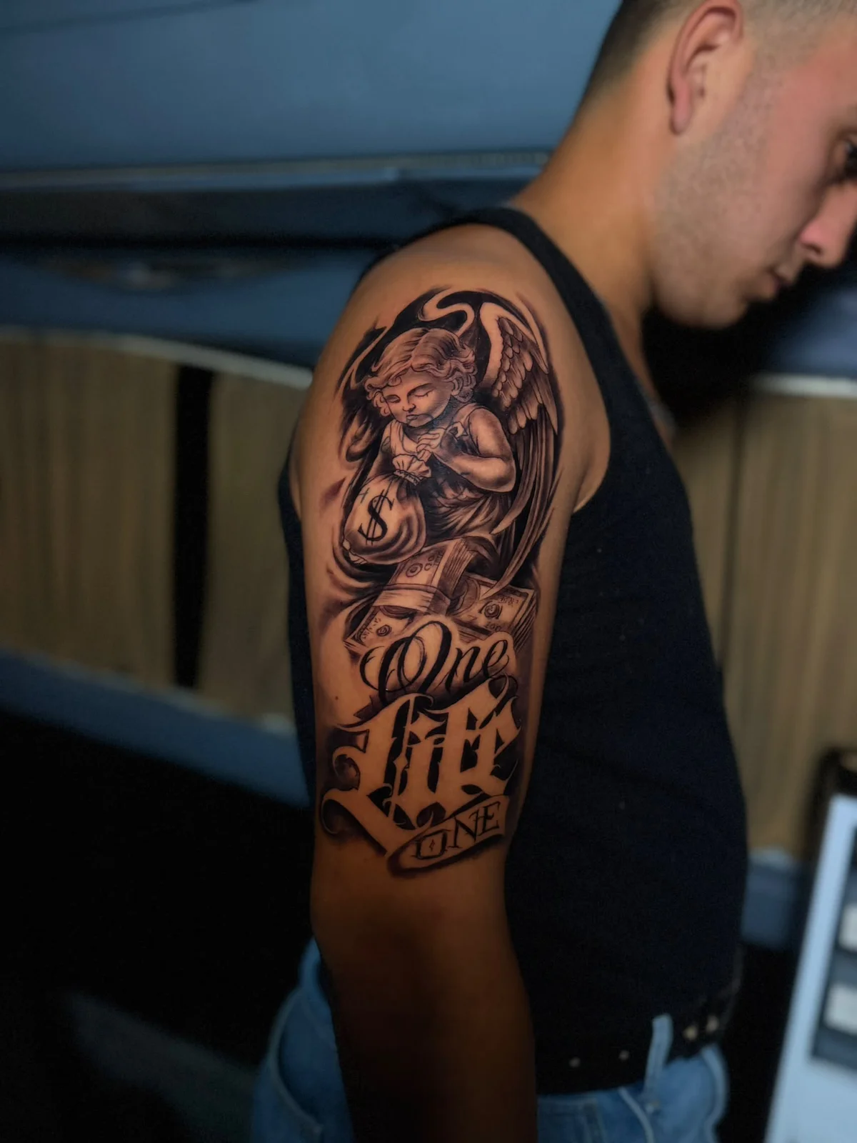 Tattoo station tarafından yapılan dövme: portre ve yazı kompozisyonu