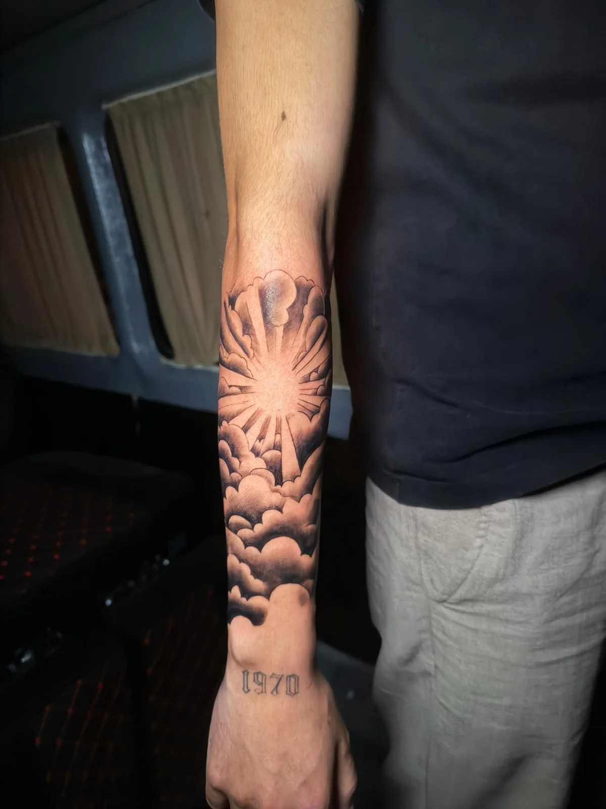 Tattoo station tarafından yapılan dövme: güneş ve bulutlar