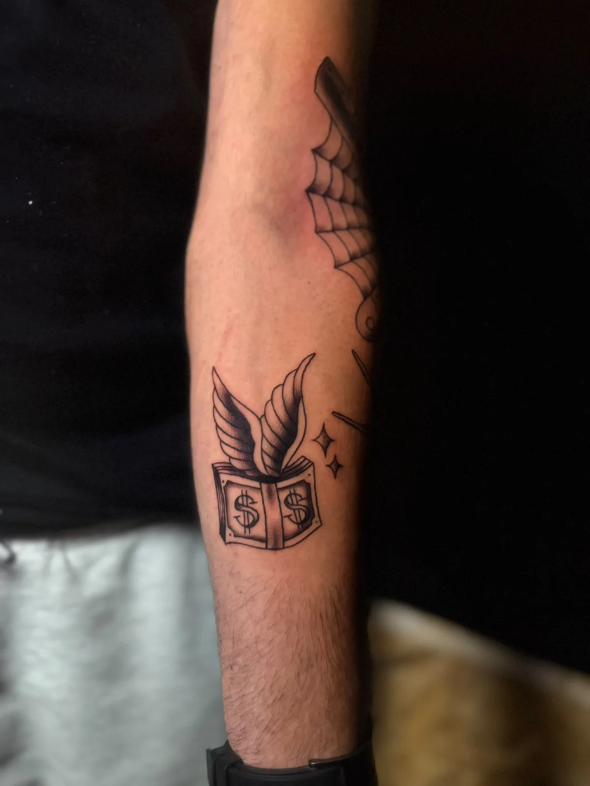 Tattoo station tarafından yapılan dövme: küçük figür ve örümcek ağı