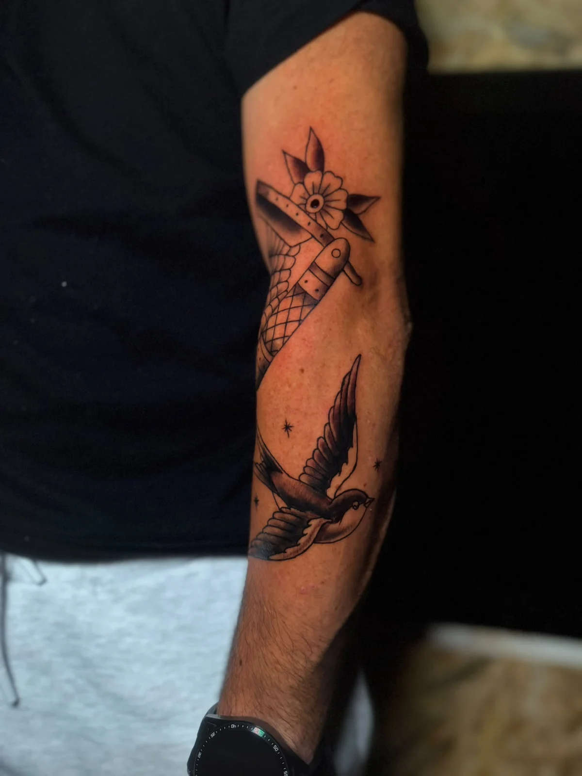 Tattoo station tarafından yapılan dövme: figür ve kırlangıç