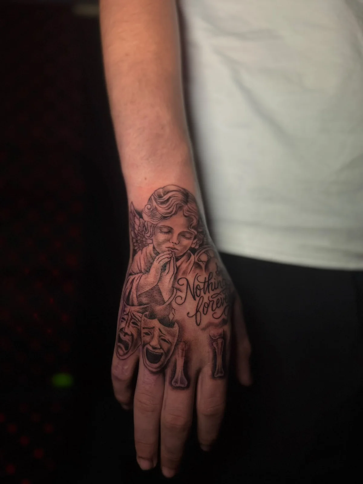 Tattoo station tarafından yapılan dövme: el üzerinde figür kompozisyonu