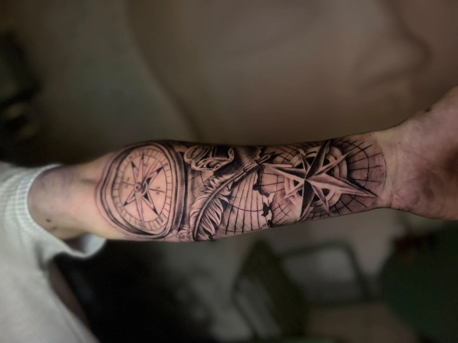 Tattoo station tarafından yapılan dövme: figürlerle kol kompozisyonu