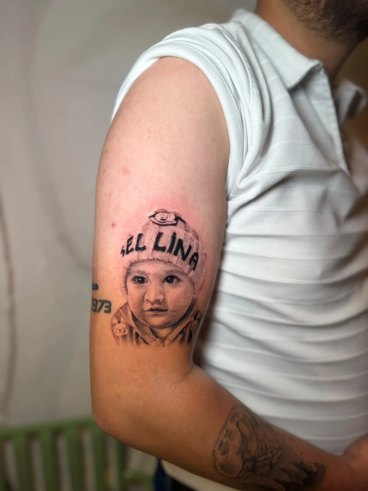 Tattoo station tarafından yapılan dövme: portre ve yazı