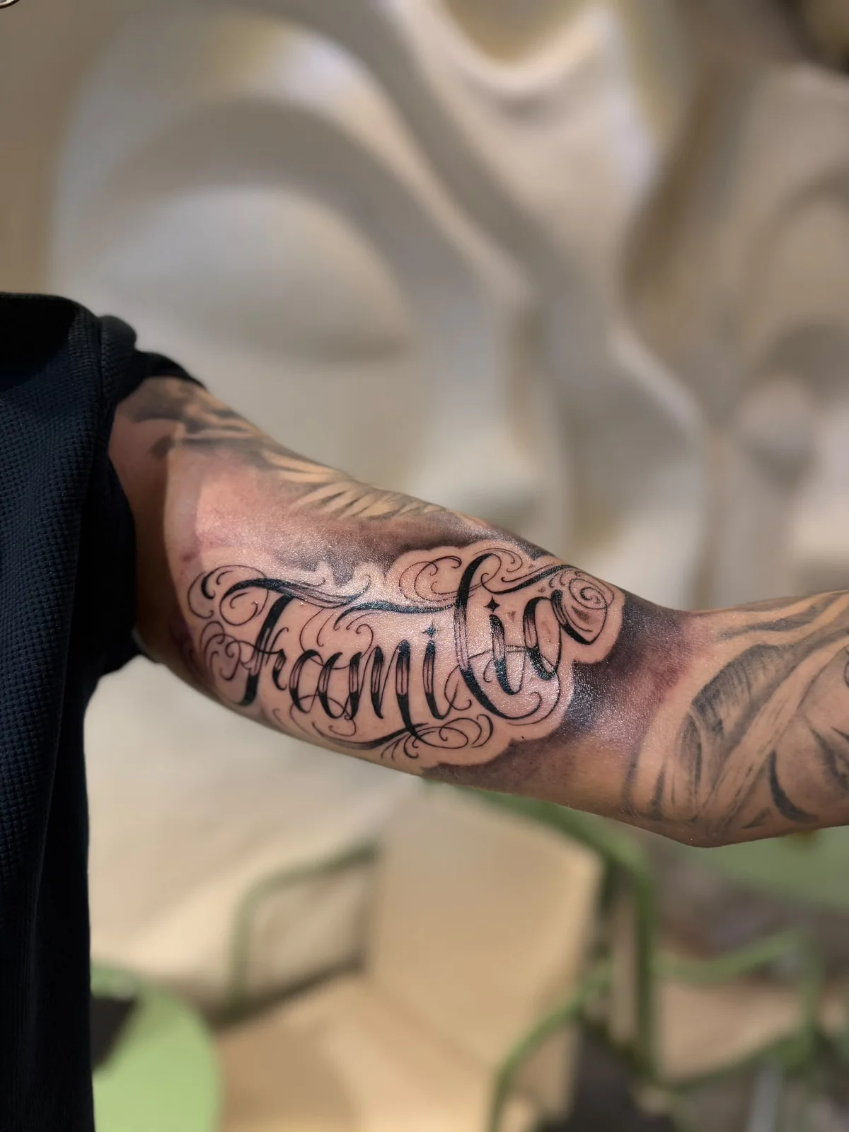 Tattoo station tarafından yapılan dövme: el üzerinde yazı
