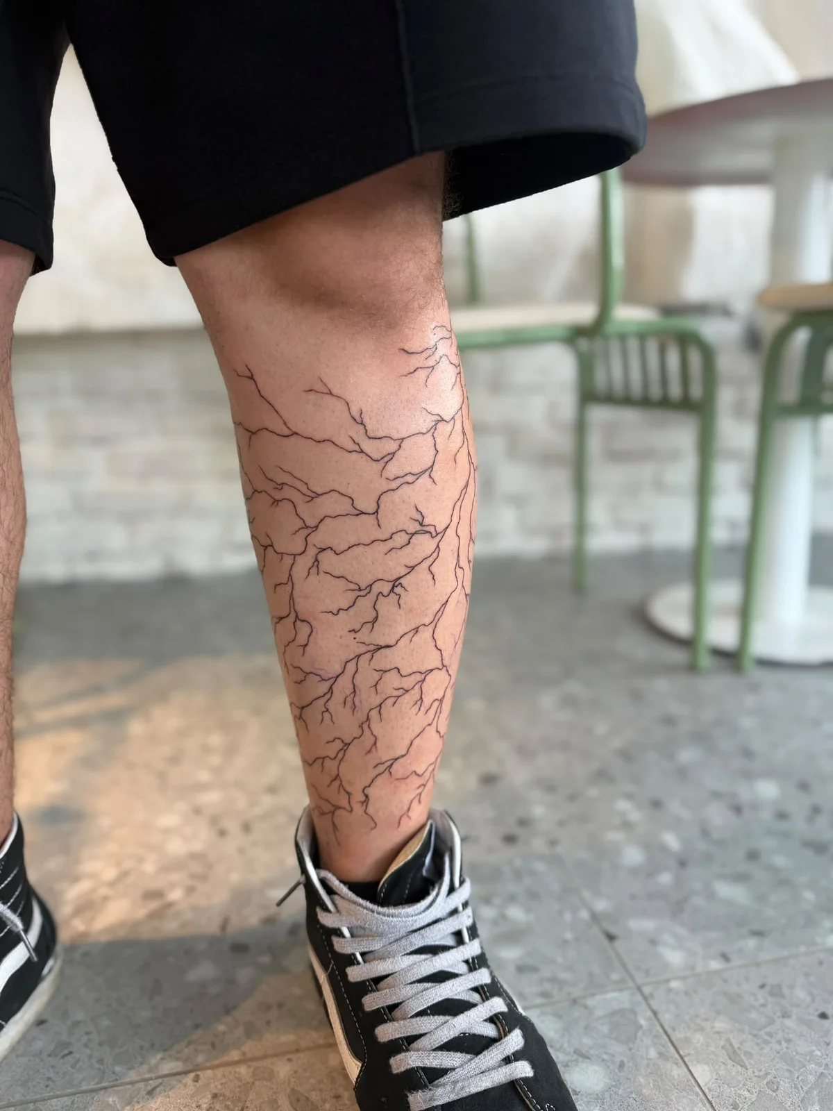 Tattoo station tarafından yapılan dövme: ince çizgili bacak çalışması