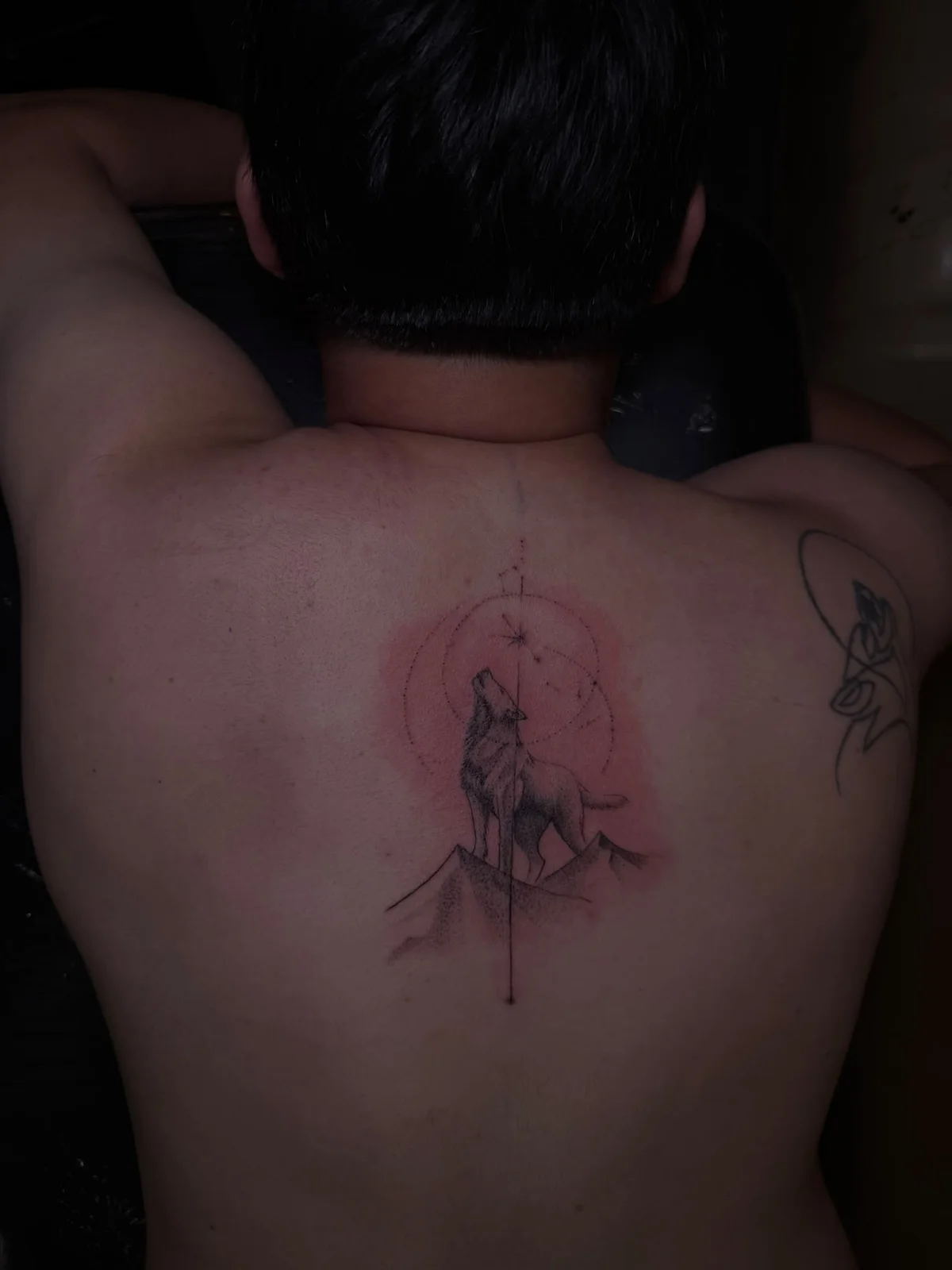 Tattoo station tarafından yapılan dövme: sırtta ince çizgili figür