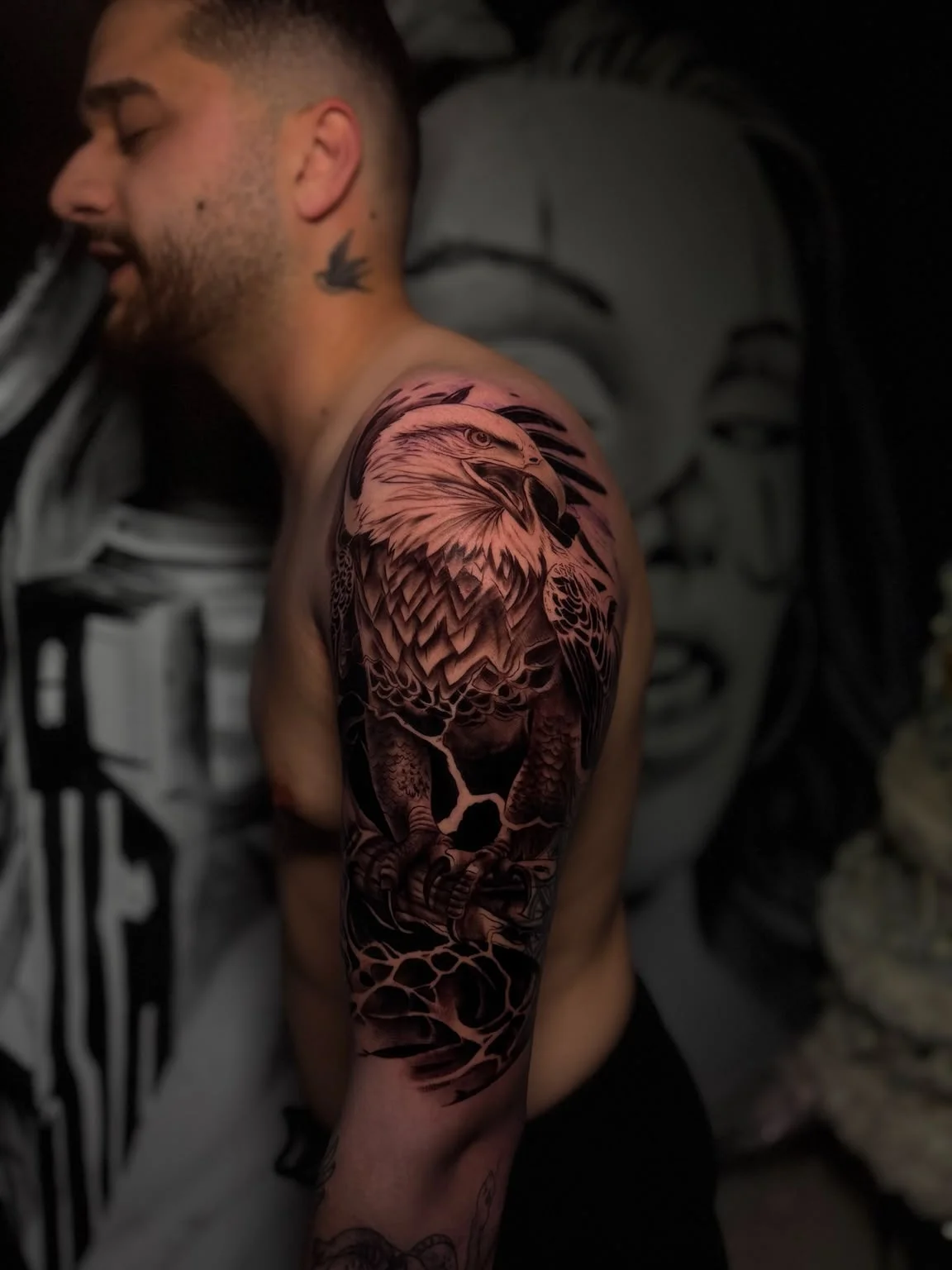 Tattoo station tarafından yapılan dövme: omuzda siyah ve gri kompozisyon