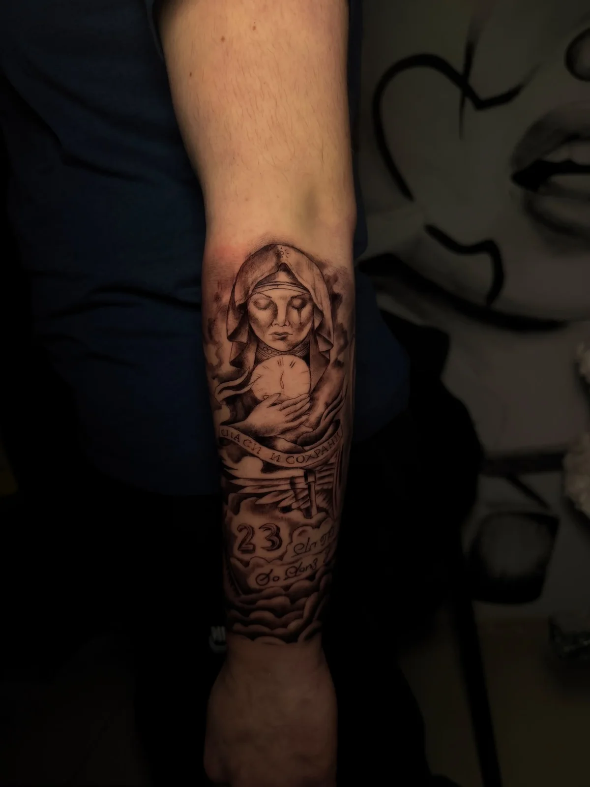 Tattoo station tarafından yapılan dövme: figür ve saat