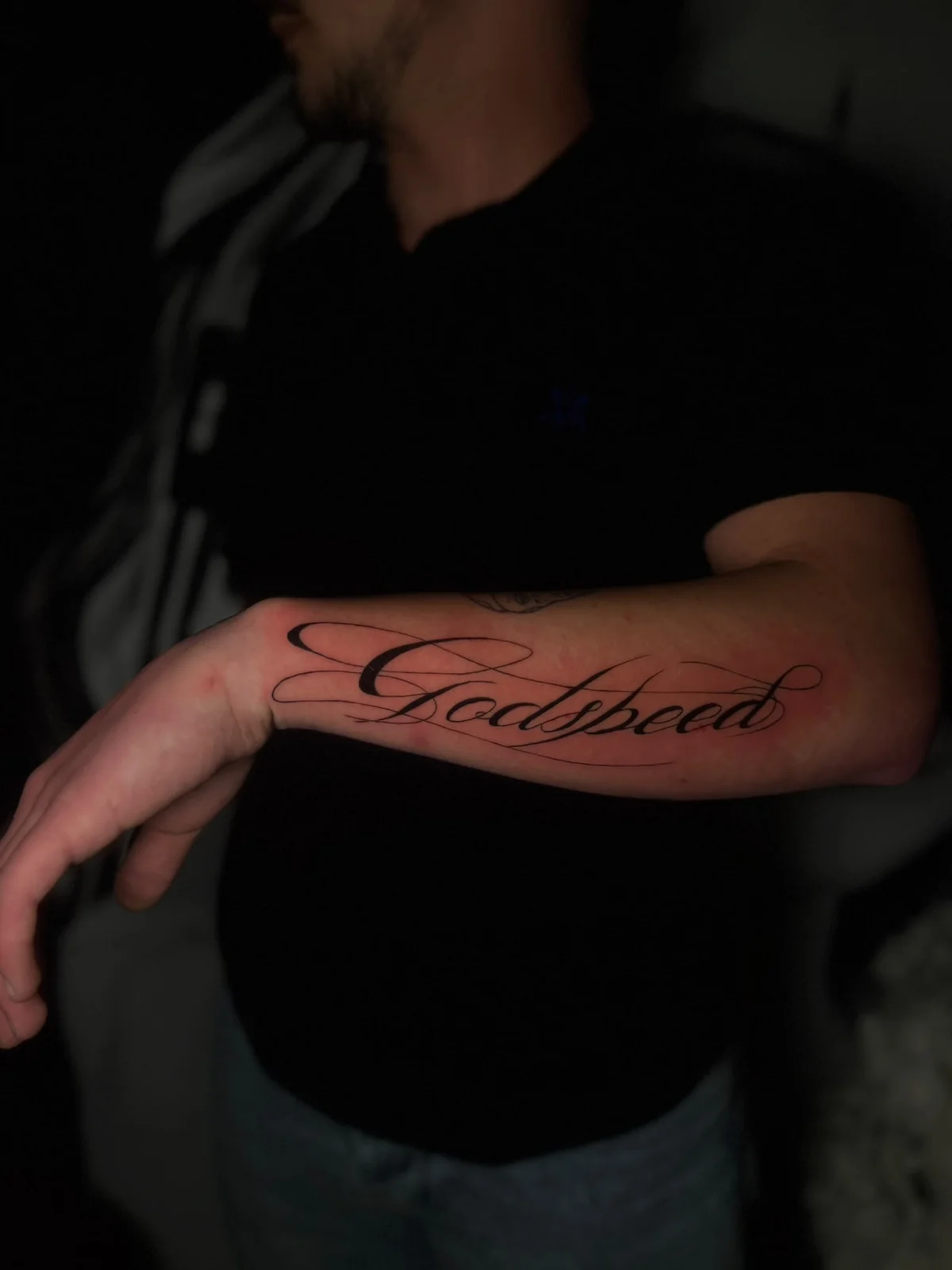 Tattoo station tarafından yapılan dövme: ön kolda kaligrafi