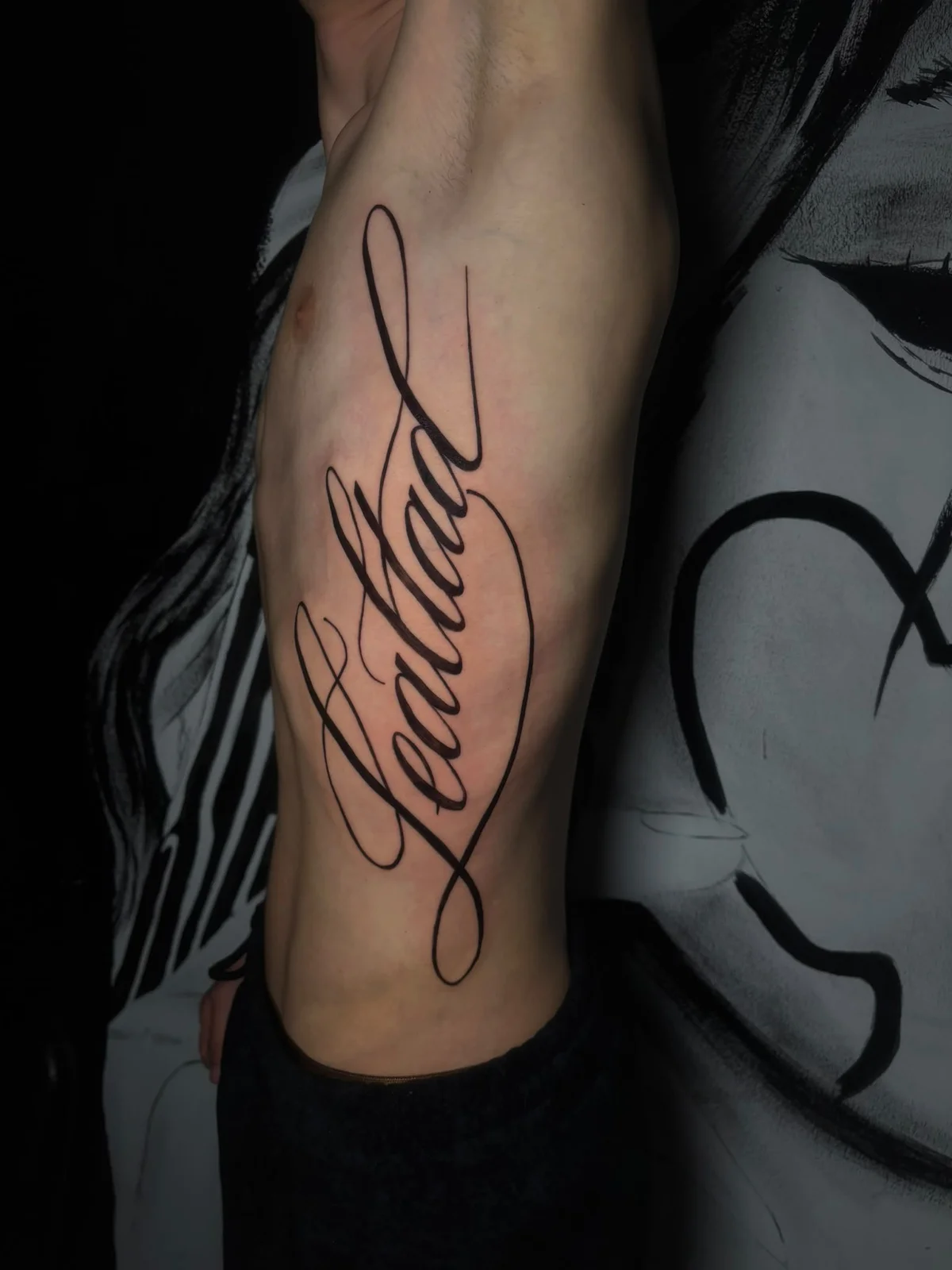 Tattoo station tarafından yapılan dövme: dikey kaligrafi
