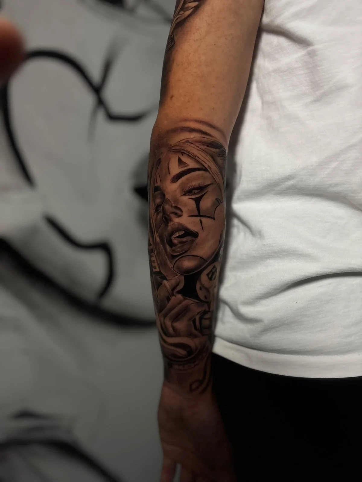 Tattoo station tarafından yapılan dövme: portre ve akışkan çizgiler