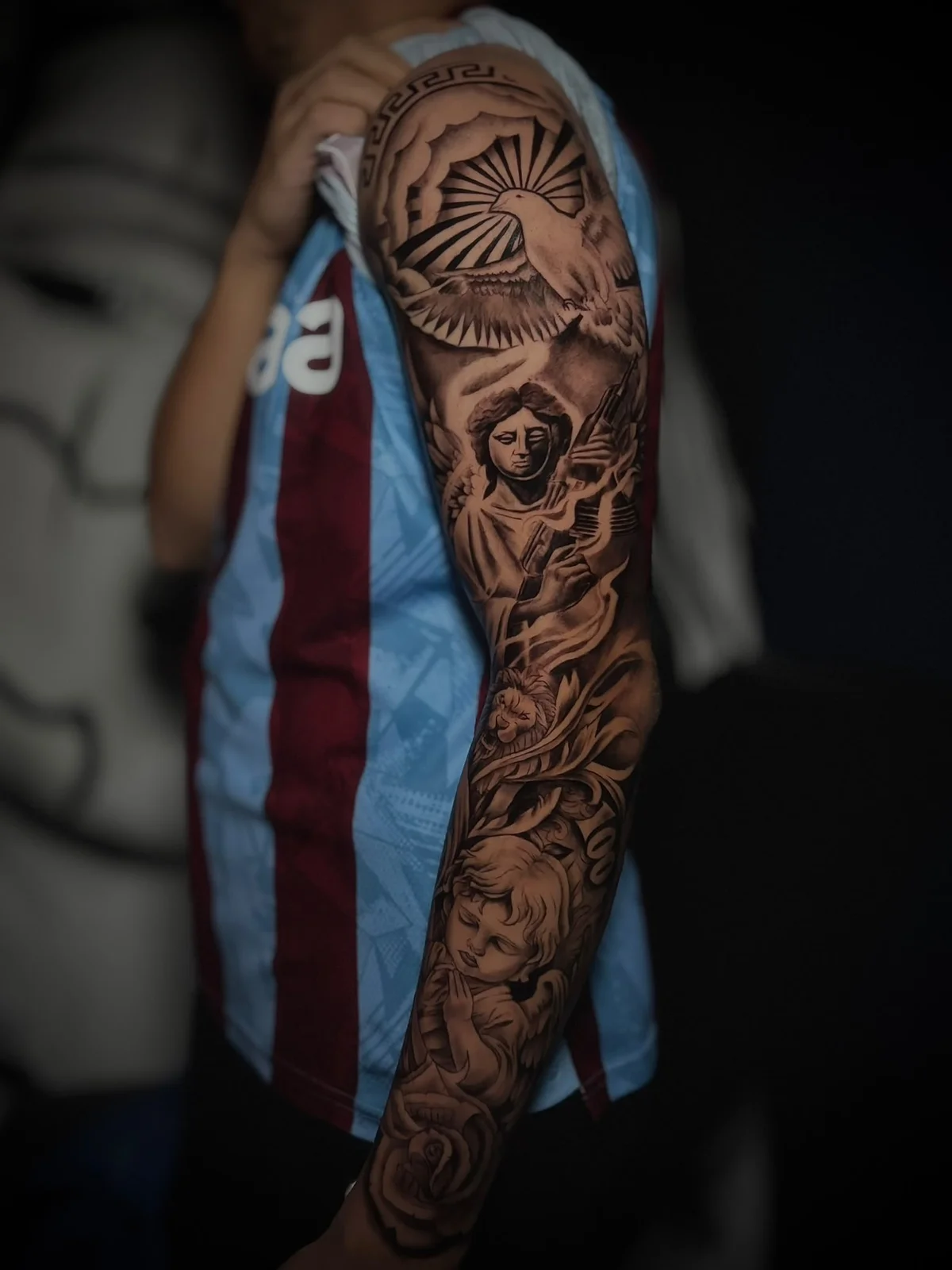 Tattoo station tarafından yapılan dövme: figürlerle bütün kol çalışması