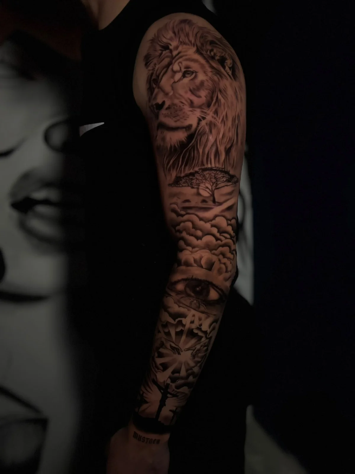 Tattoo station tarafından yapılan dövme: siyah ve gri kol çalışması