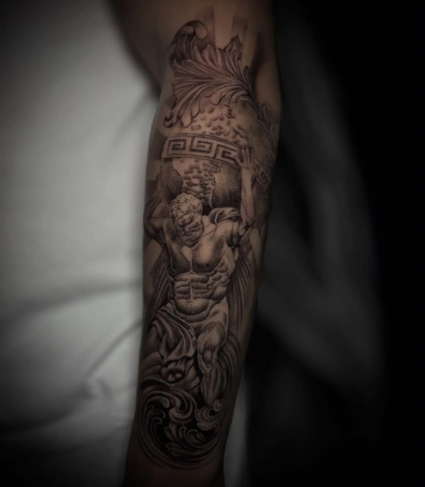 Tattoo station tarafından yapılan dövme: detaylı figür kompozisyonu