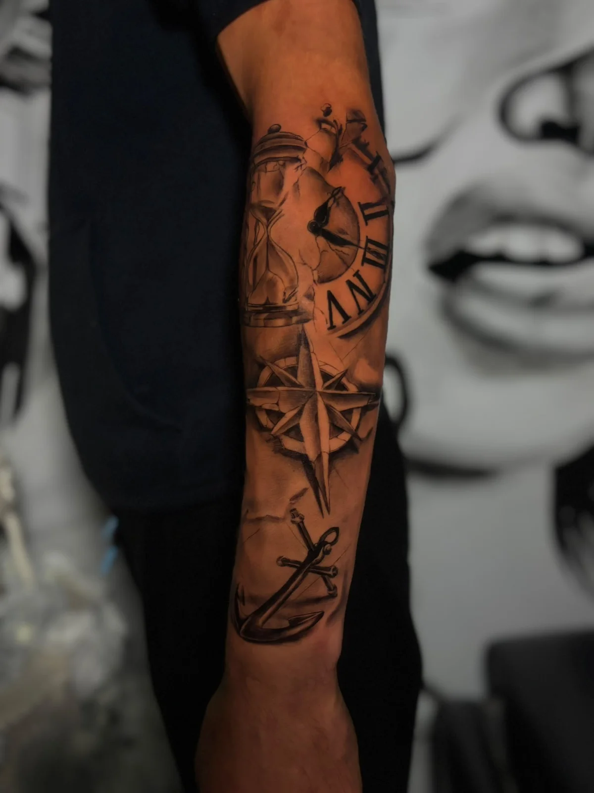 Tattoo station tarafından yapılan dövme: pusula ve figürler